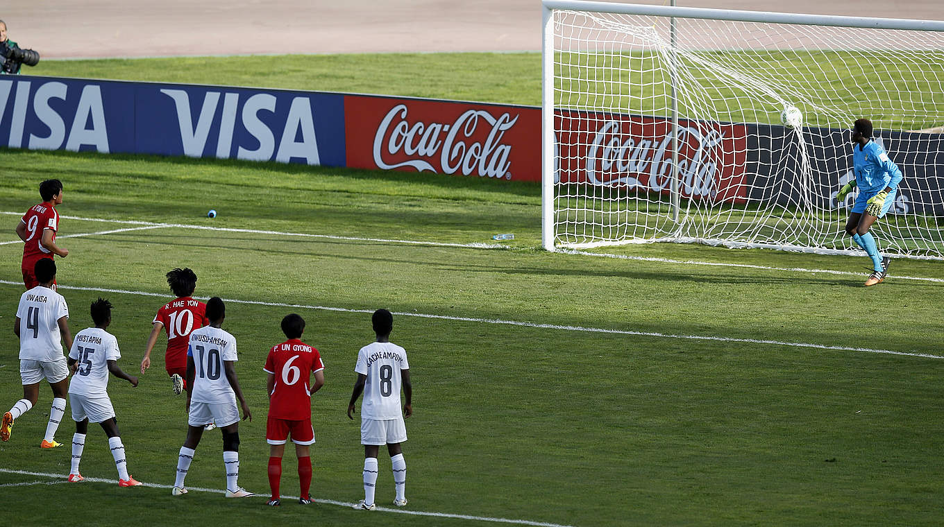 Trifft vom Punkt: Nordkoreas Kim Pom-Ui markiert das 1:0 © 2016 FIFA