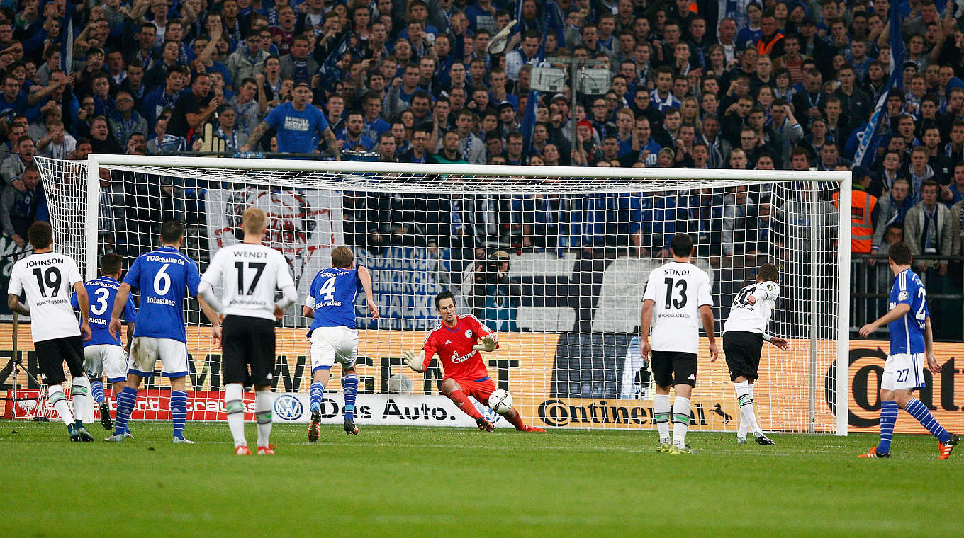 Thorgan Hazard scores in Borussia's 2-0 win over Schalke in 2015 © 2015 Getty Images