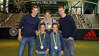 Stolze Medaillengewinner: Annike Krahn und die Bender-Zwillinge mit zwei kleinen großen Fans © Firo Sportphoto