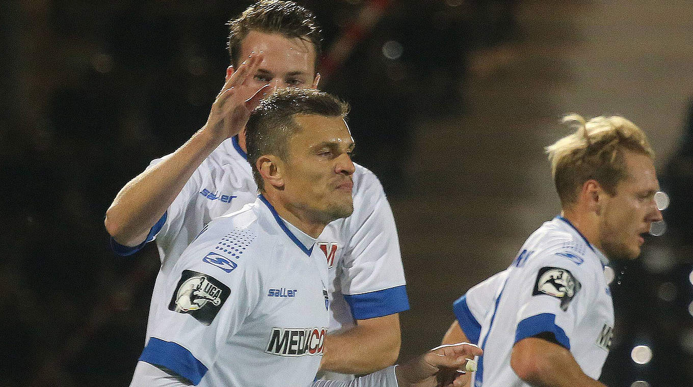 Bringt Paderborn in Großaspach mit zwei Toren auf die Siegerstraße: Zlatko Dedic (M.) © imago/Sportfoto Rudel