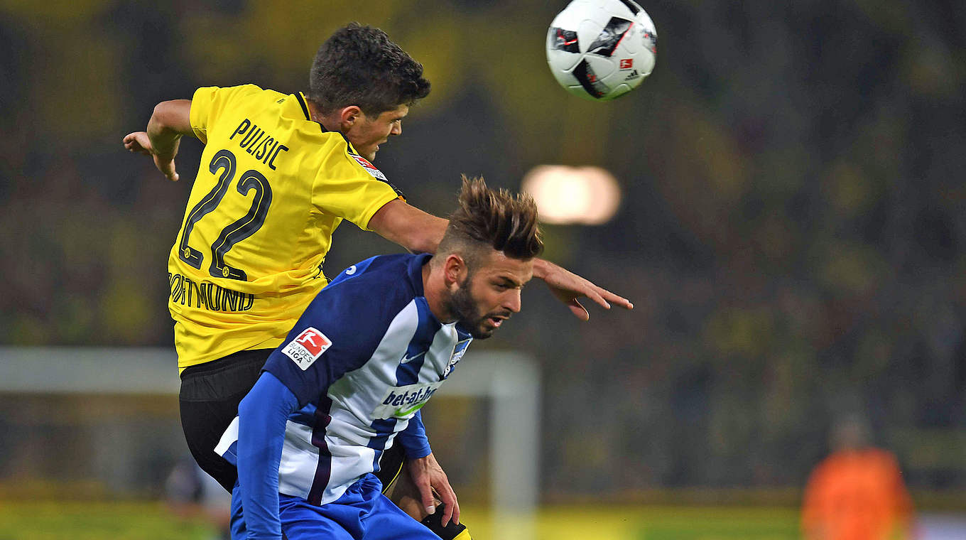 Im Kopfballduell: Dortmunds Christian Pulisic (l.) gegen Marvin Plattenhardt © AFP/Getty Images