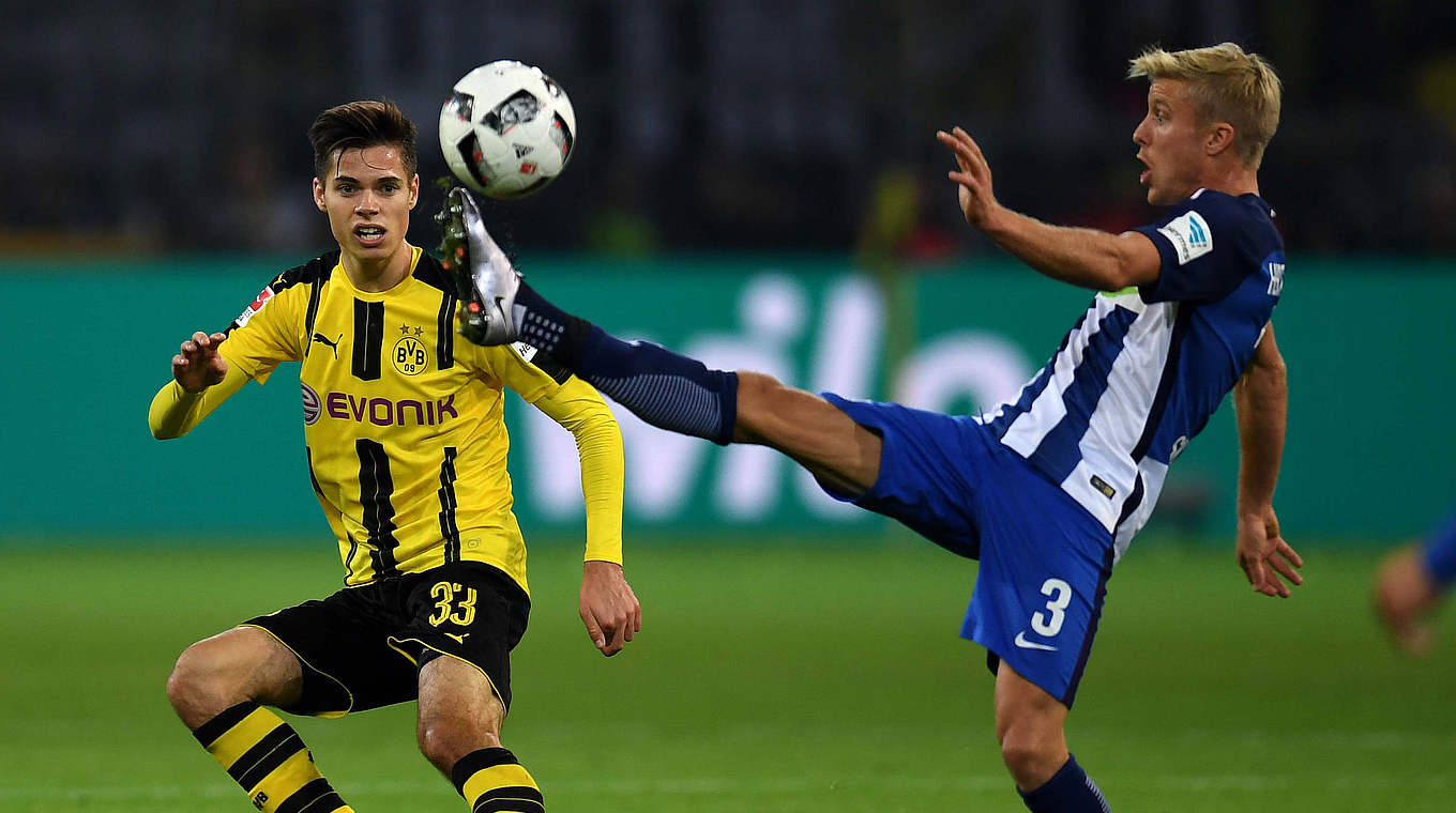 Weigl (left) is refusing to let BVB's difficult injury situation as an excuse. © Getty Images