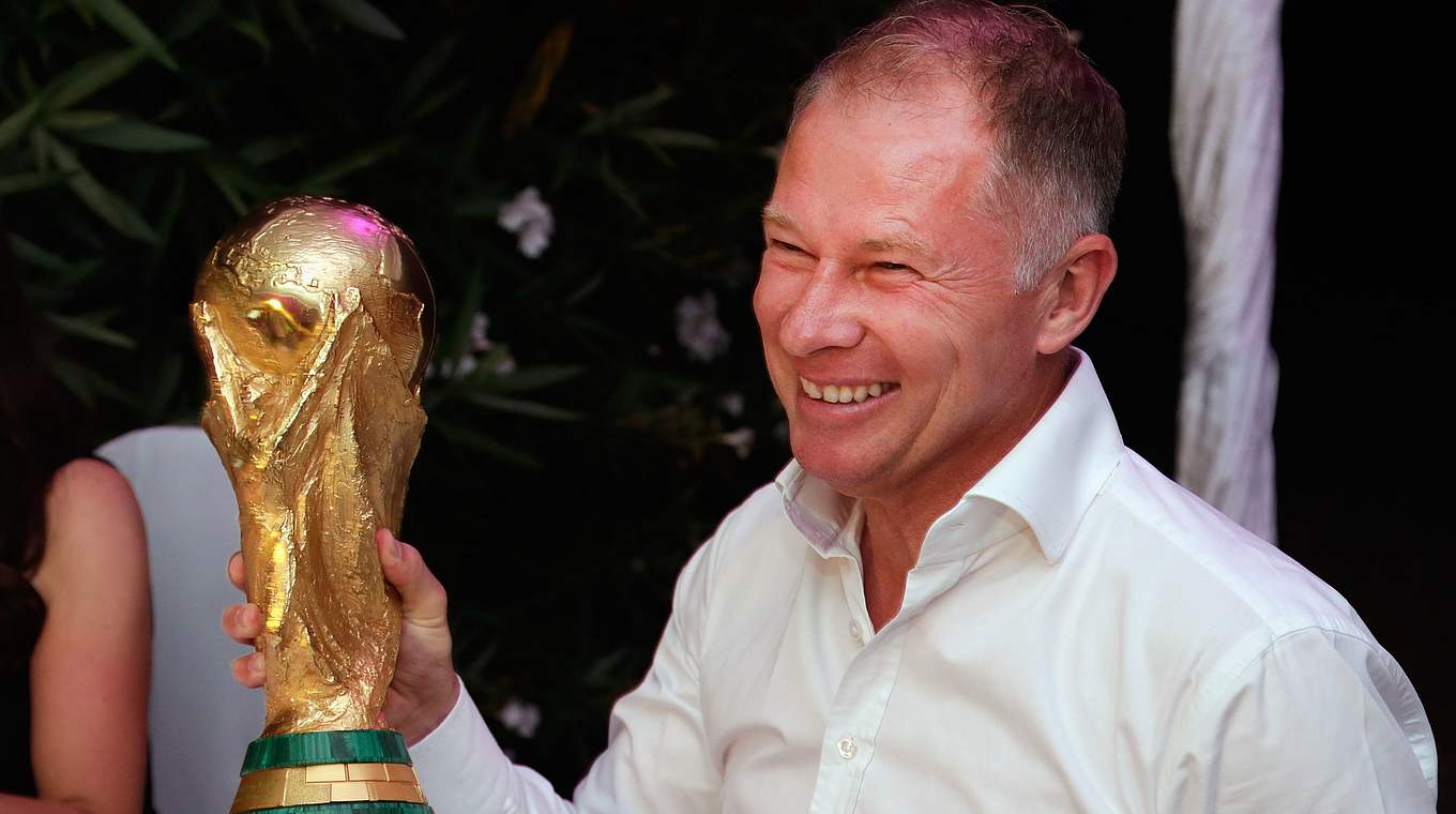 25 Jahre nach dem Triumph von Rom: Reuter mit dem WM-Pokal © 2015 Getty Images
