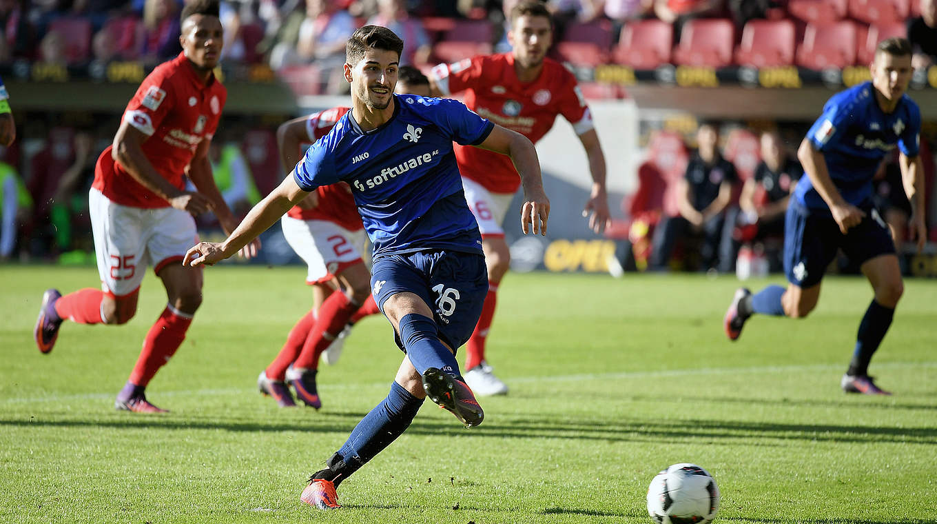 Darmstadt's Antonio Colak misses from the spot  © 2016 Getty Images