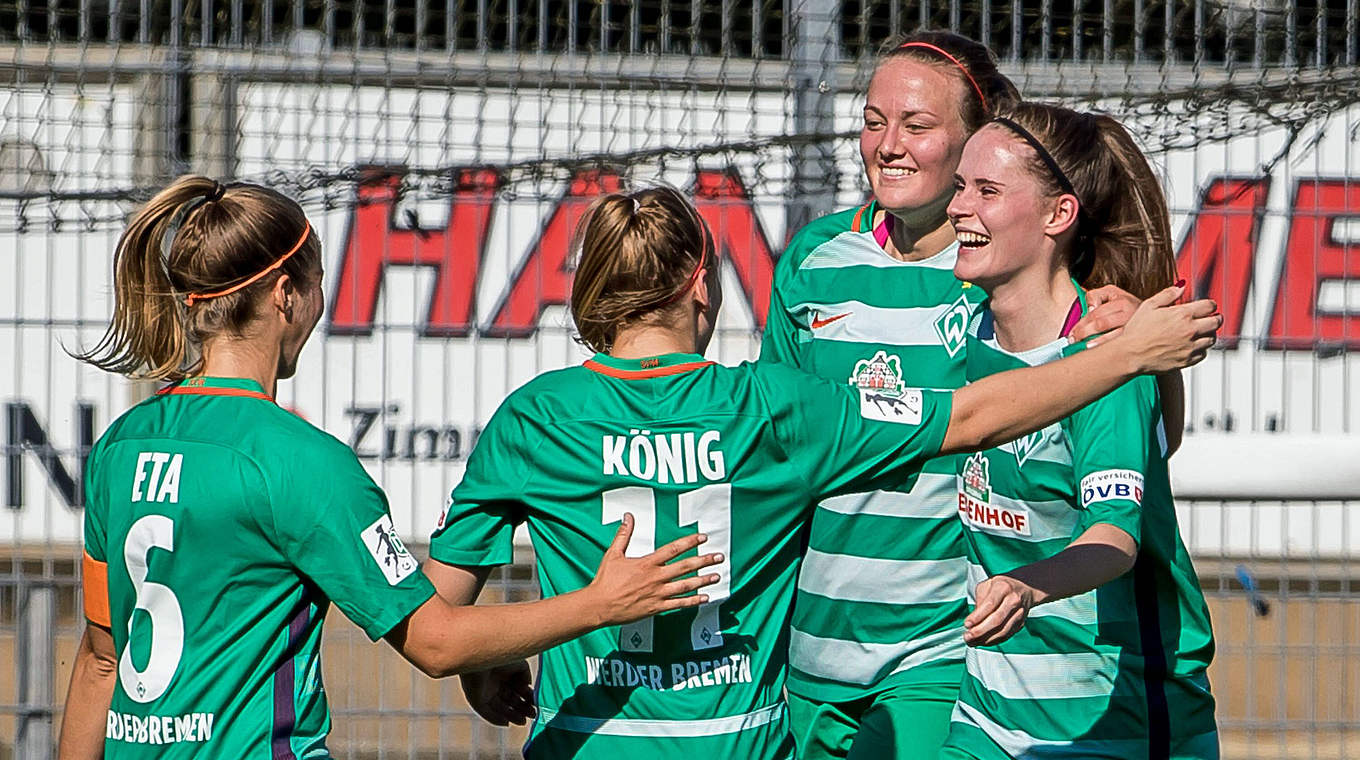 Mit Kantersieg zur Tabellenführung: Jubel bei den Spielerinnen des SV Werder Bremen © imago/foto2press