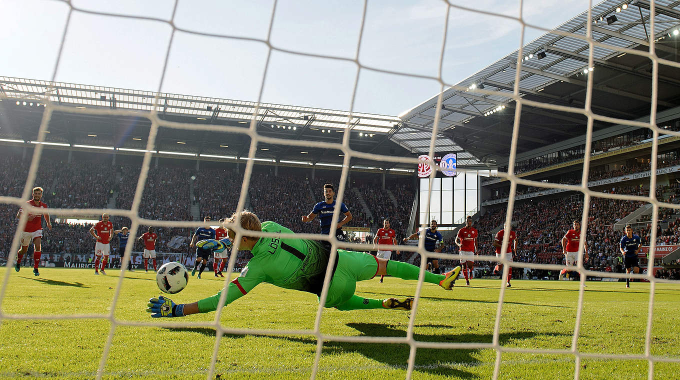 Pariert einen von insgesamt zehn Elfmetern am 7. Spieltag: Mainz-Keeper Lössl © 2016 Getty Images