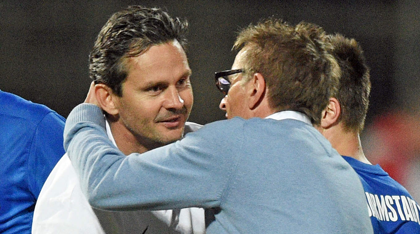 Gratulation: Schuster (l.) und Darmstadt siegen in der Relegation gegen Bielefeld © 2014 Getty Images