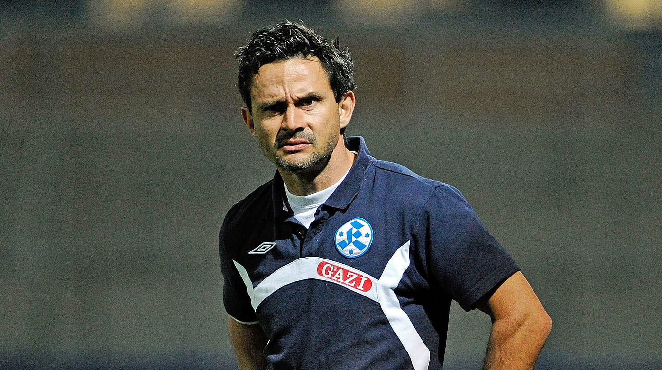 Erster Anlauf gescheitert: Schuster wird 2012 bei den Stuttgarter Kickers gefeuert © 2012 Getty Images