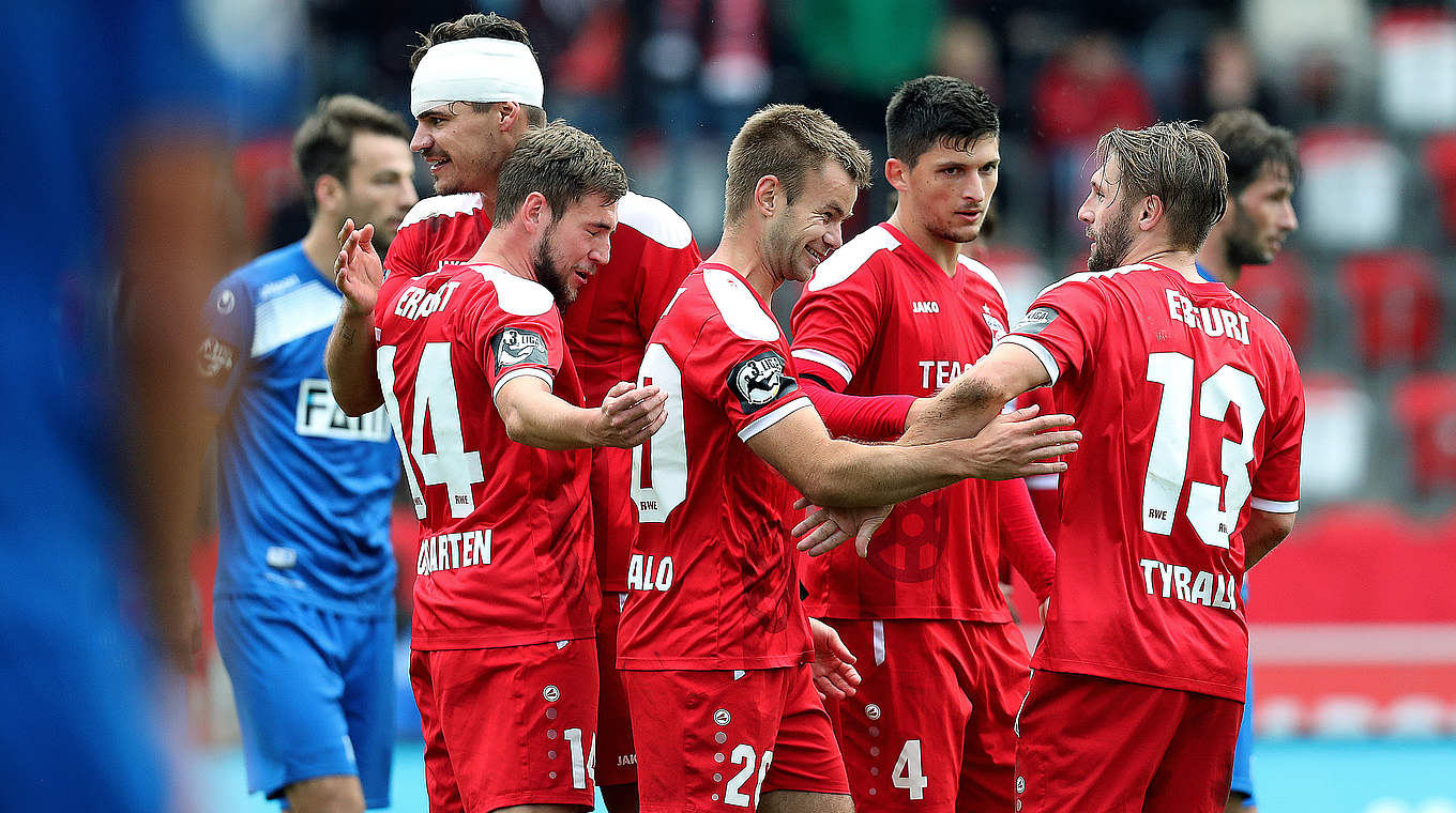 Feiern den 75. Heimsieg: Die Spieler von Rot-Weiß Erfurt © 2016 Getty Images