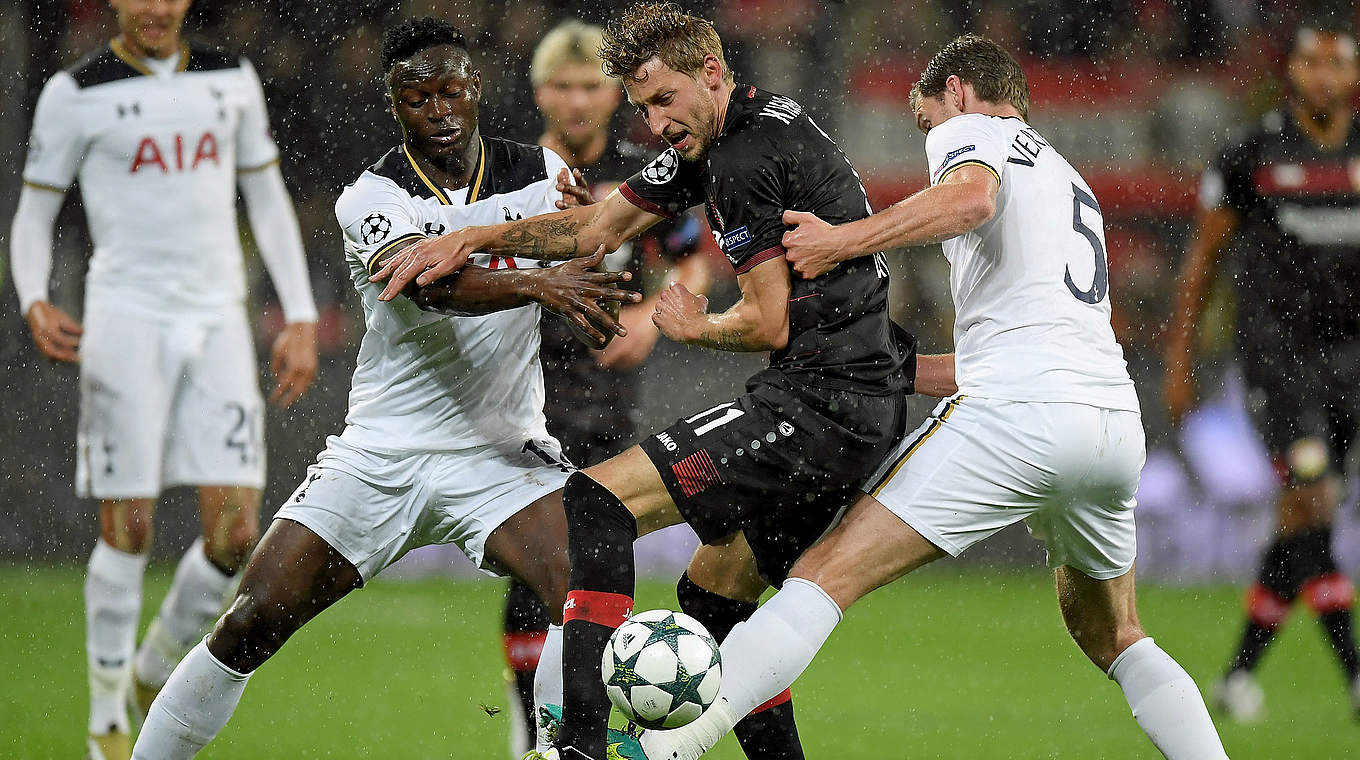 No way through: Bayer’s Stefan Kießling (middle) attempts to break through Spurs‘ resistance. © Getty Images