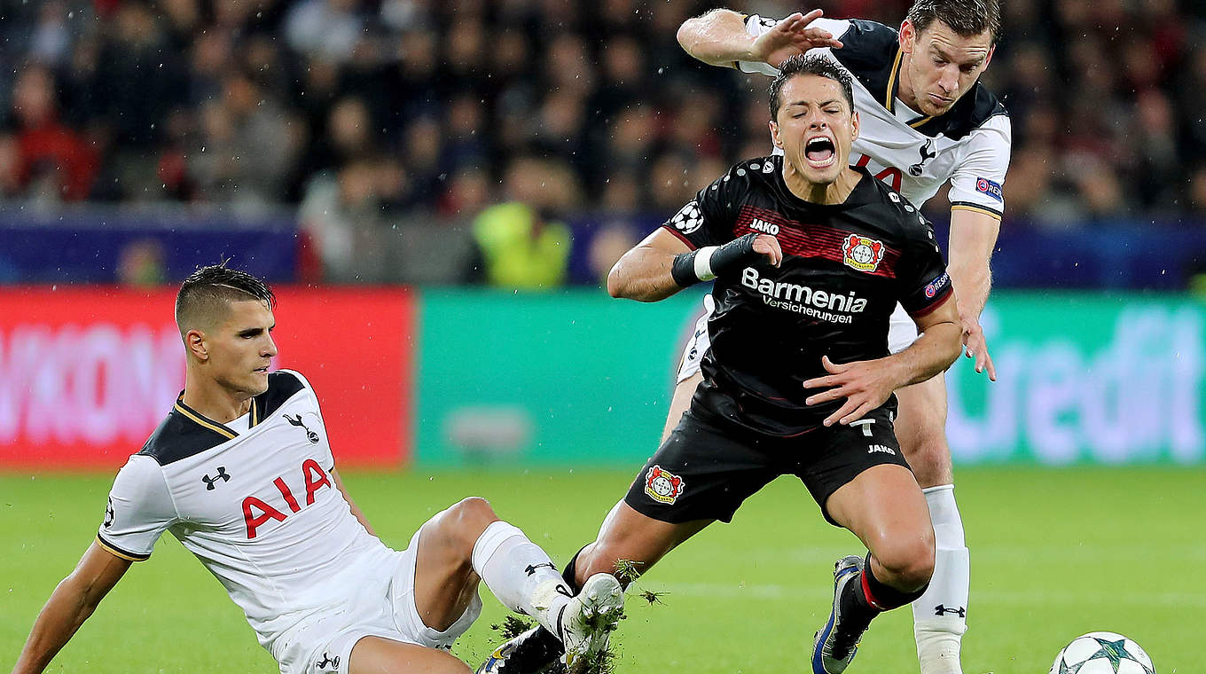 Tough match: Chicharito (middle) battles with two Tottenham players. © Getty Images
