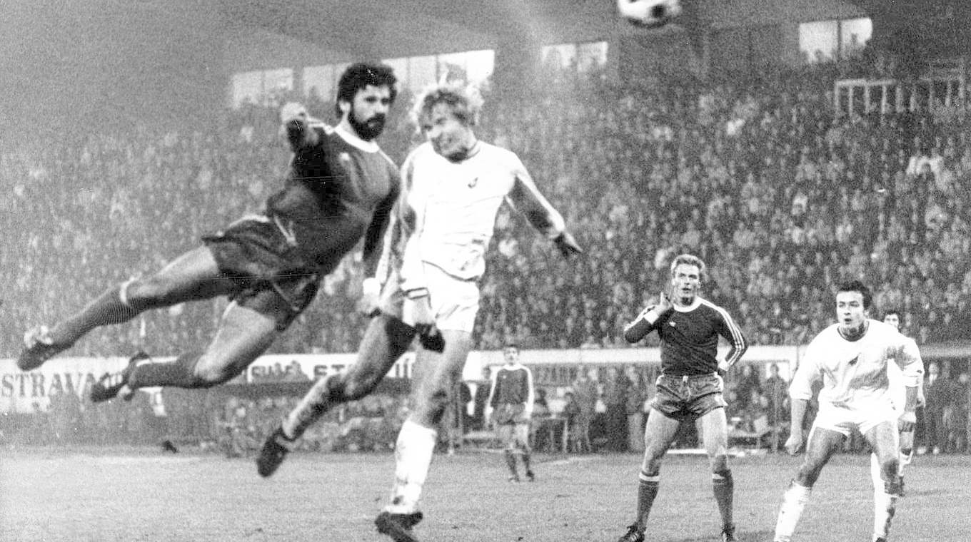 Das Tor des Jahres 1976: Gerd Müllers Flugkopfball gegen Banik Ostrau © imago