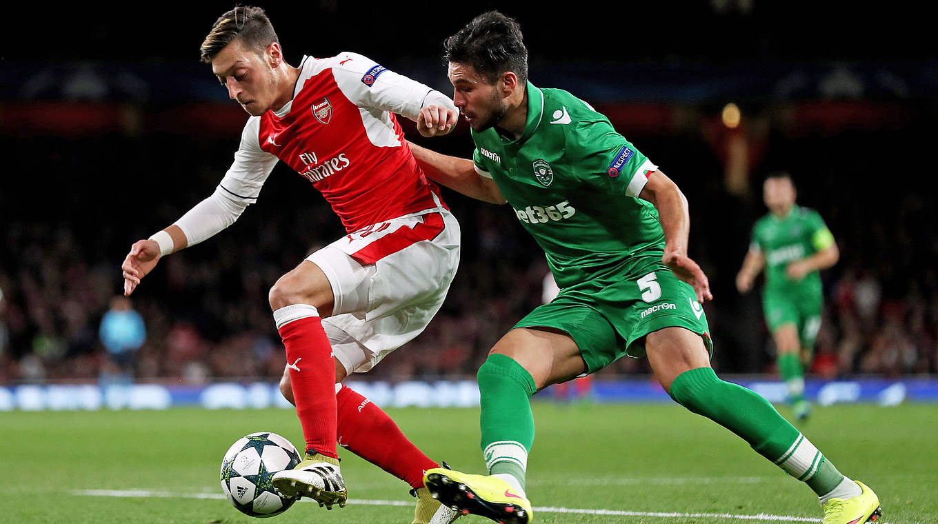 Steuert eine Vorlage gegen Razgrad bei: Weltmeister Mesut Özil (l.) © 2016 Getty Images