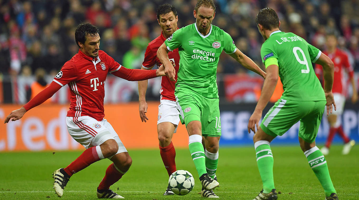 Hat die PSV-Offensive die meiste Zeit im Griff: Weltmeister Mats Hummels (l.) © 2016 Getty Images