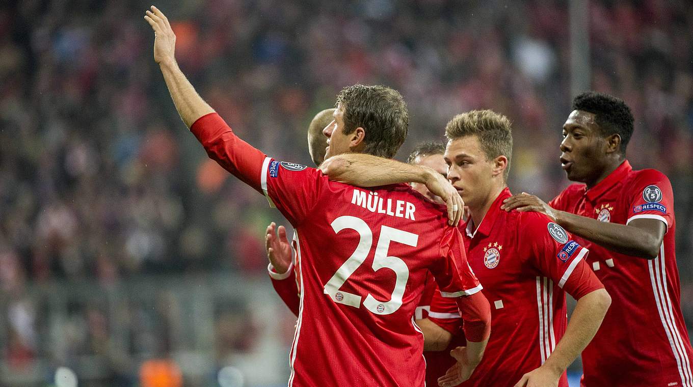 Müller celebrates scoring the opener against PSV Eindhoven  © 2016 Getty Images