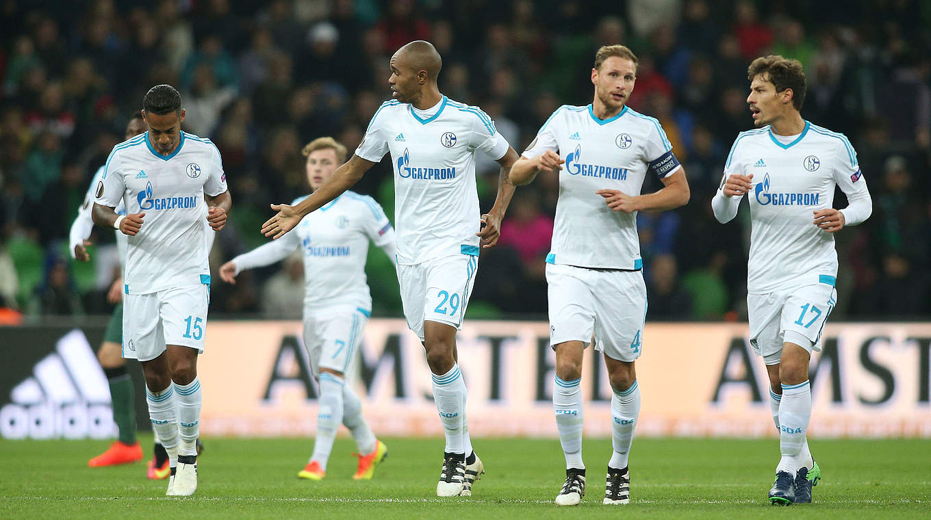 Erleichterung: Schalkes Verteidigung um Weltmeister Höwedes (2.v.r.) hält in Krasnodar die Null © 2016 Getty Images