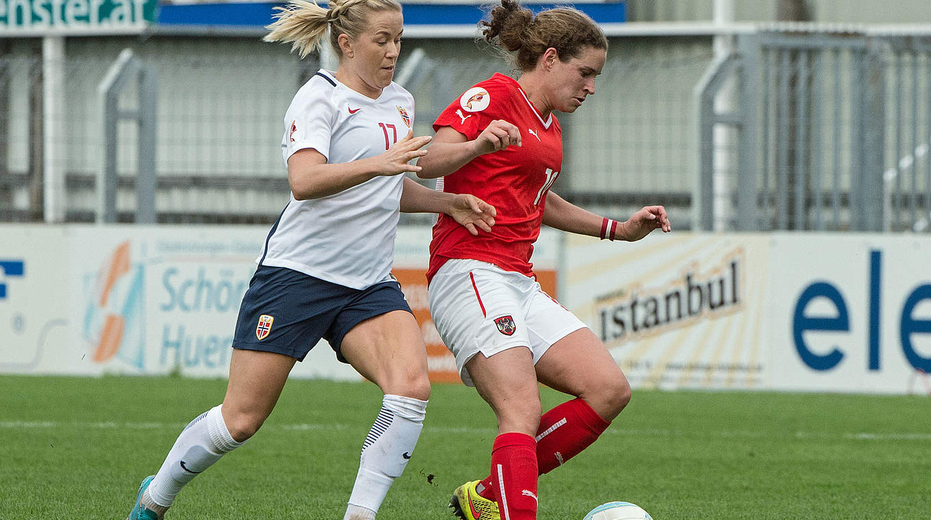 Rekordtorschützin für Österreich: Nina Burger (r.) trifft erstmals auf Deutschland © AFP/Getty Images