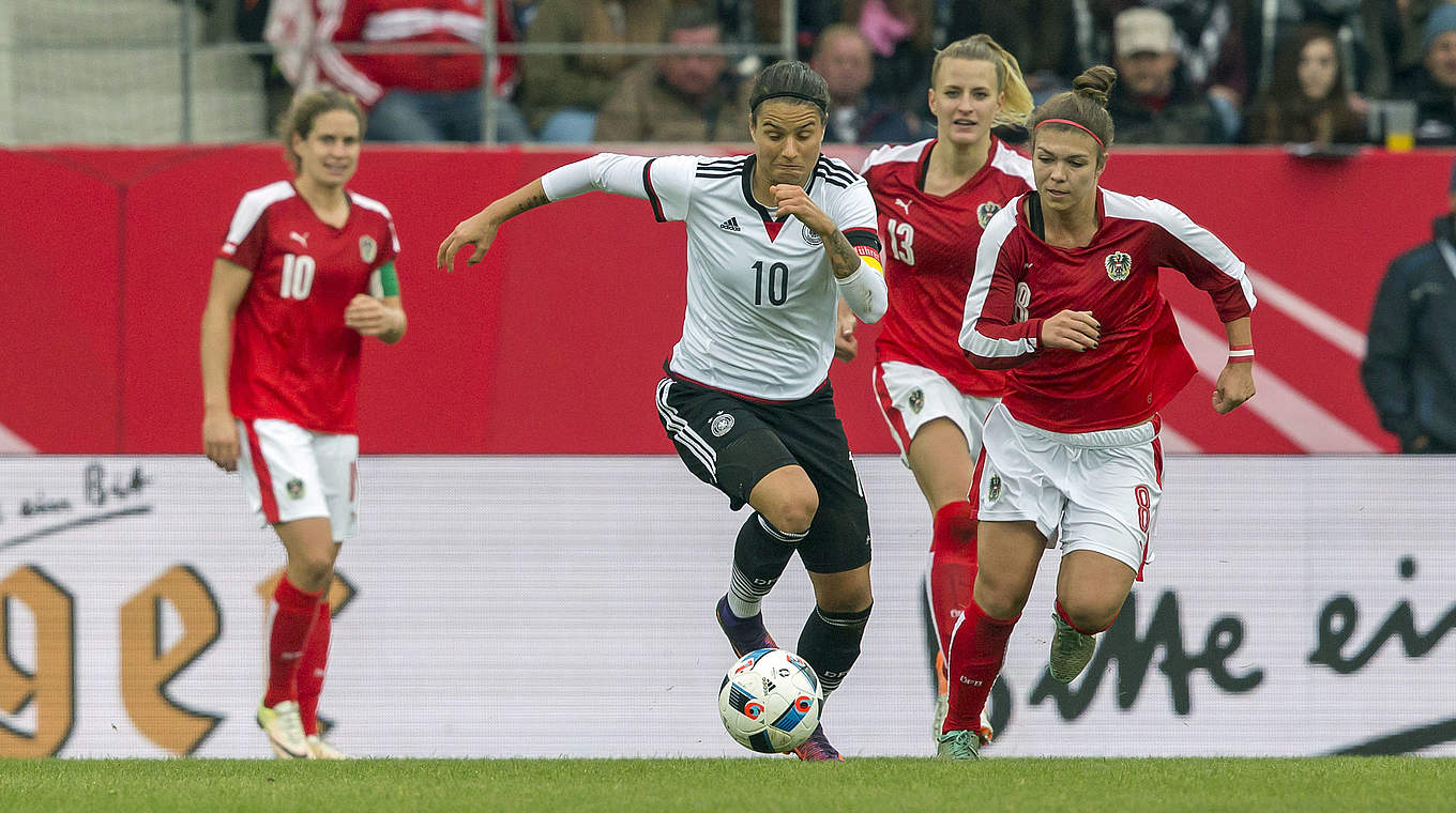 Premiere als neue deutsche Spielführerin: Dzsenifer Marozsan (M.) gegen Österreich © 2016 Getty Images