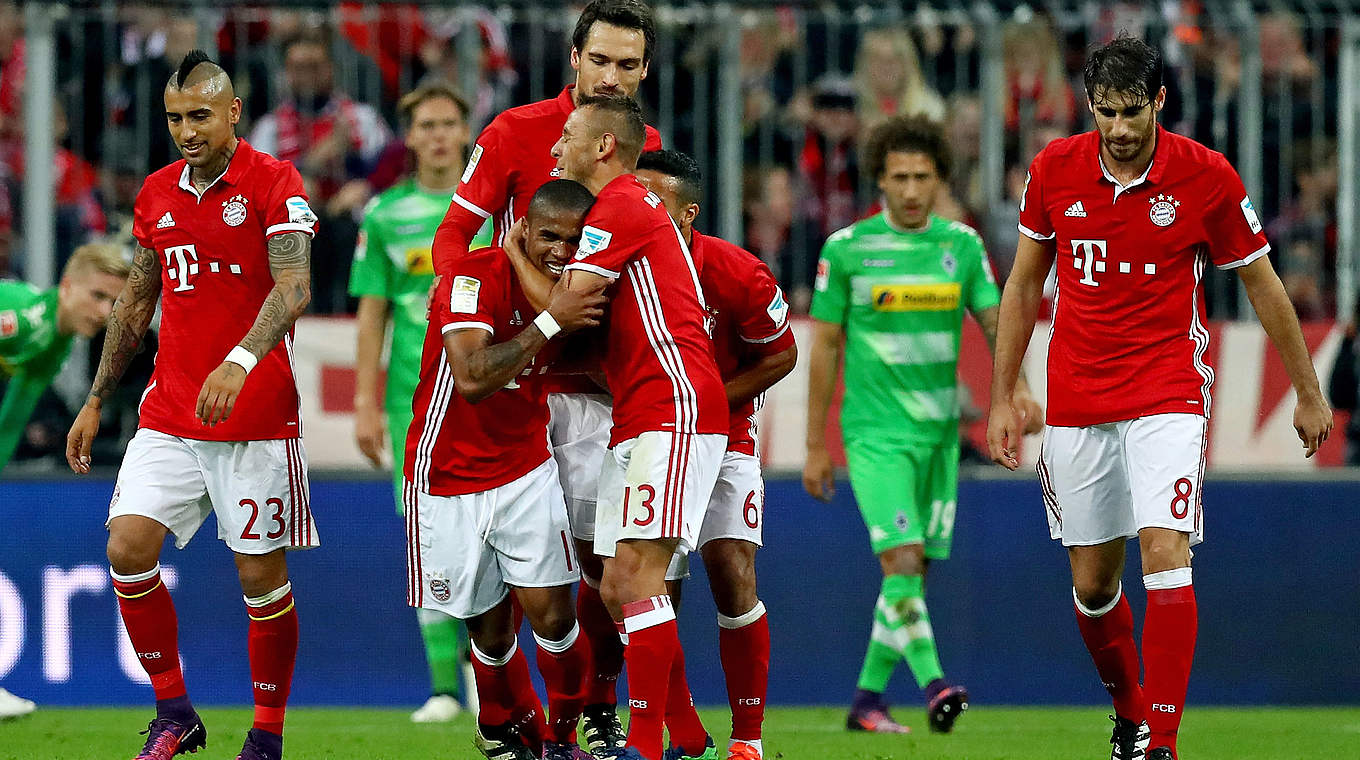 Jubel über den zweiten Treffer: Bayern Münchens Torschütze Douglas Costa (2.v.l.) © 2016 Getty Images