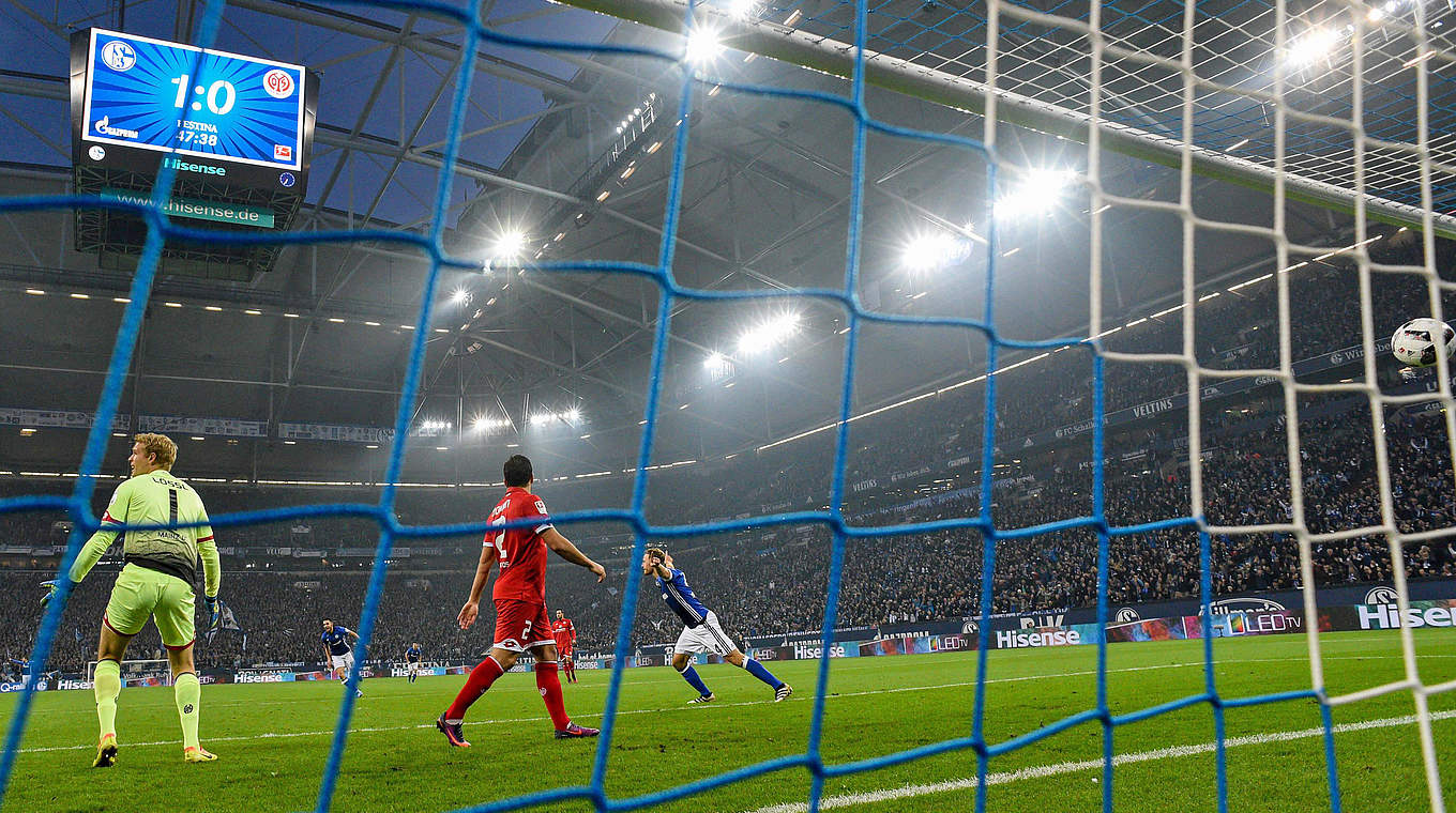 Das erste Saisontor: Nationalspieler Max Meyer trifft zum 2:0 für Schalke gegen Mainz © imago/Jan Huebner