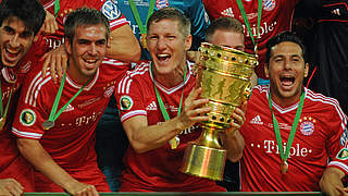 Rekordsieger und Verfolger: Schweinsteiger mit Pokal, daneben Lahm und Pizarro (r.) © imago/HJS