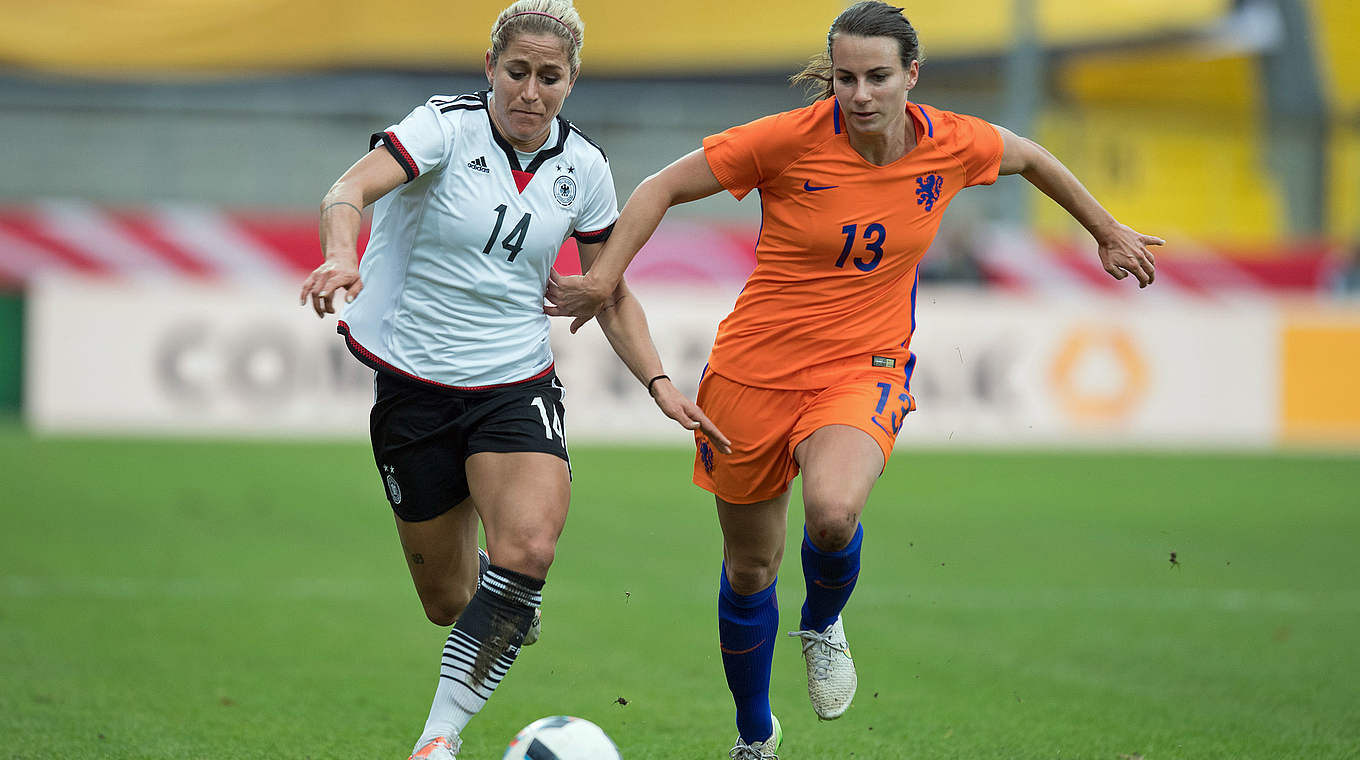 Anna Blässe chasing the ball with the Netherlands's Renate Jansen © 2016 Getty Images