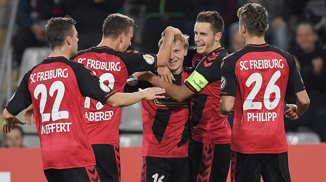 Guter Start für Freiburg: Mats Møller Dæhli (M.) erzielt in der 21. Minute das 1:0 für den Sport-Club. © 2016 Getty Images