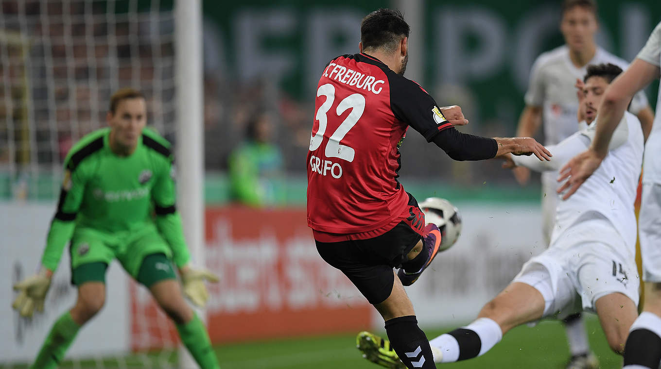 Zurück im Spiel: Freiburgs Spielgestalter Vincenzo Grifo stellt in der 76. Minute mit einem sehenswerten Treffer den Anschluss zum 2:3 her. © 2016 Getty Images