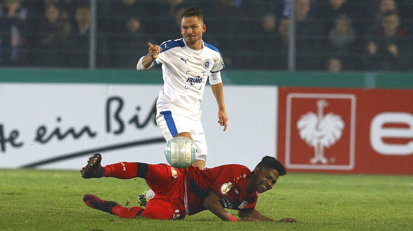 Kein leichtes Spiel für Leverkusen: Wendell (u.) im Duell mit Lottes Kevin Freiberger (o.). © 2016 Getty Images