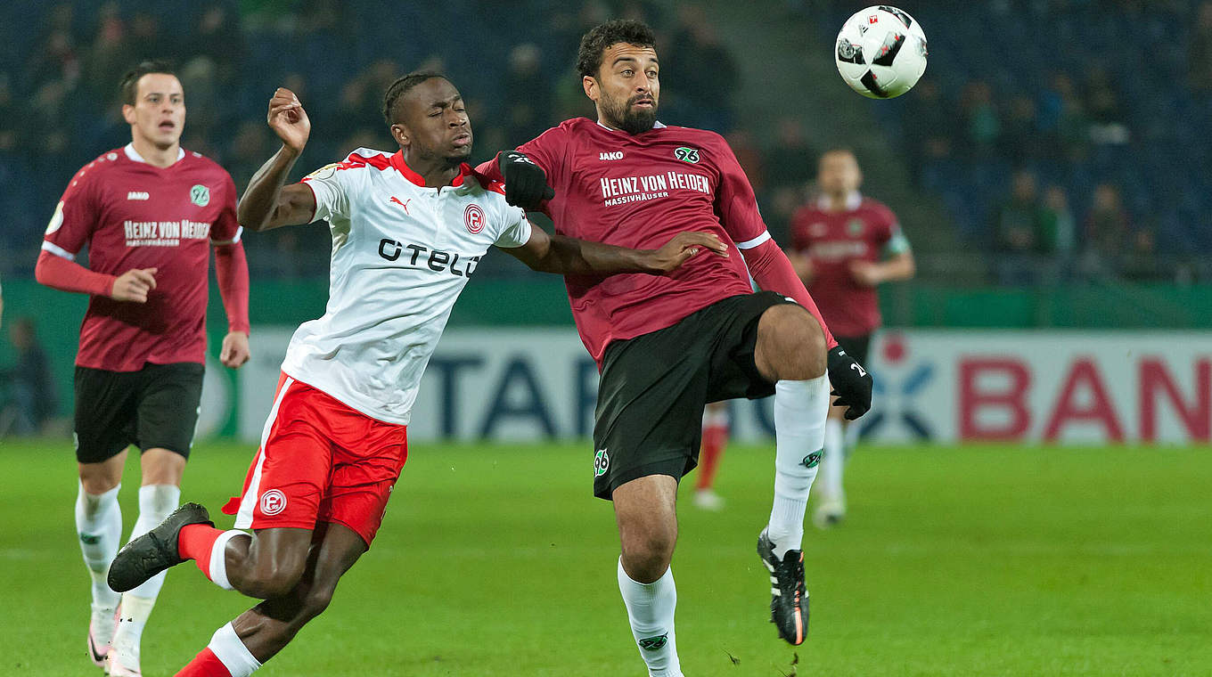 Jederzeit Herr der Lage: Hannovers Felipe (r.) klärt gegen Düsseldorfs Maecky Ngombo © imago/foto2press