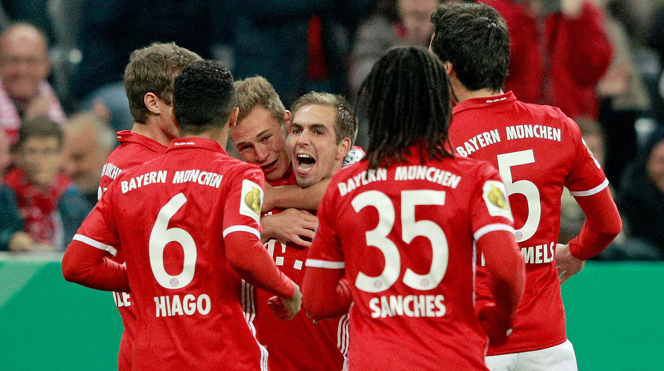 Souveräne Vorstellung: Lahm eröffnet den Torreigen des FC Bayern gegen Augsburg © 2016 Getty Images