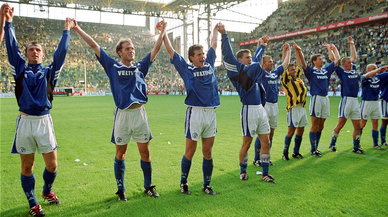 Triumphale Rückkehr: Andreas Möller (3.v.l.) siegt 2000 mit Schalke 4:0 in Dortmund © imago