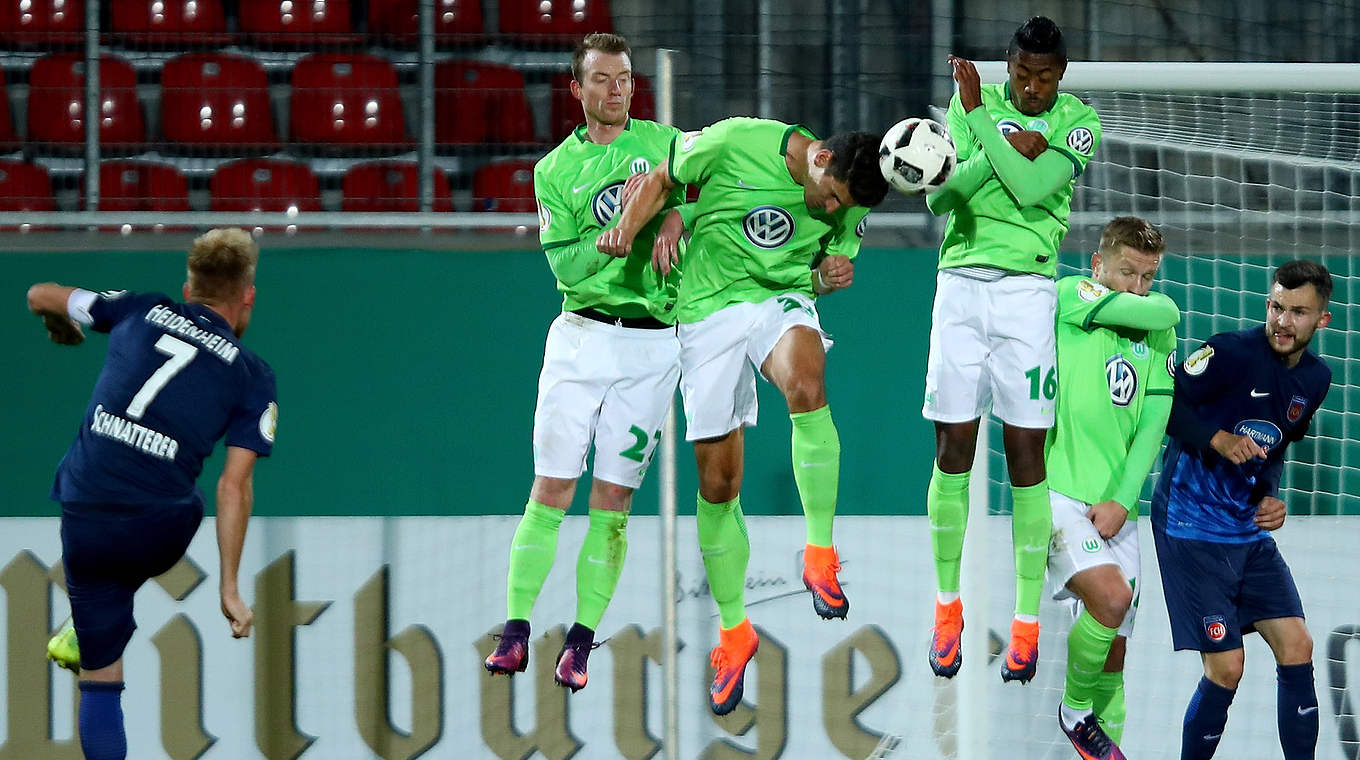 Die Mauer hält: Heidenheims Marc Schnatterer (l.) scheitert mit seinem Freistoß an der Wolfsburger Defensive. © 2016 Getty Images