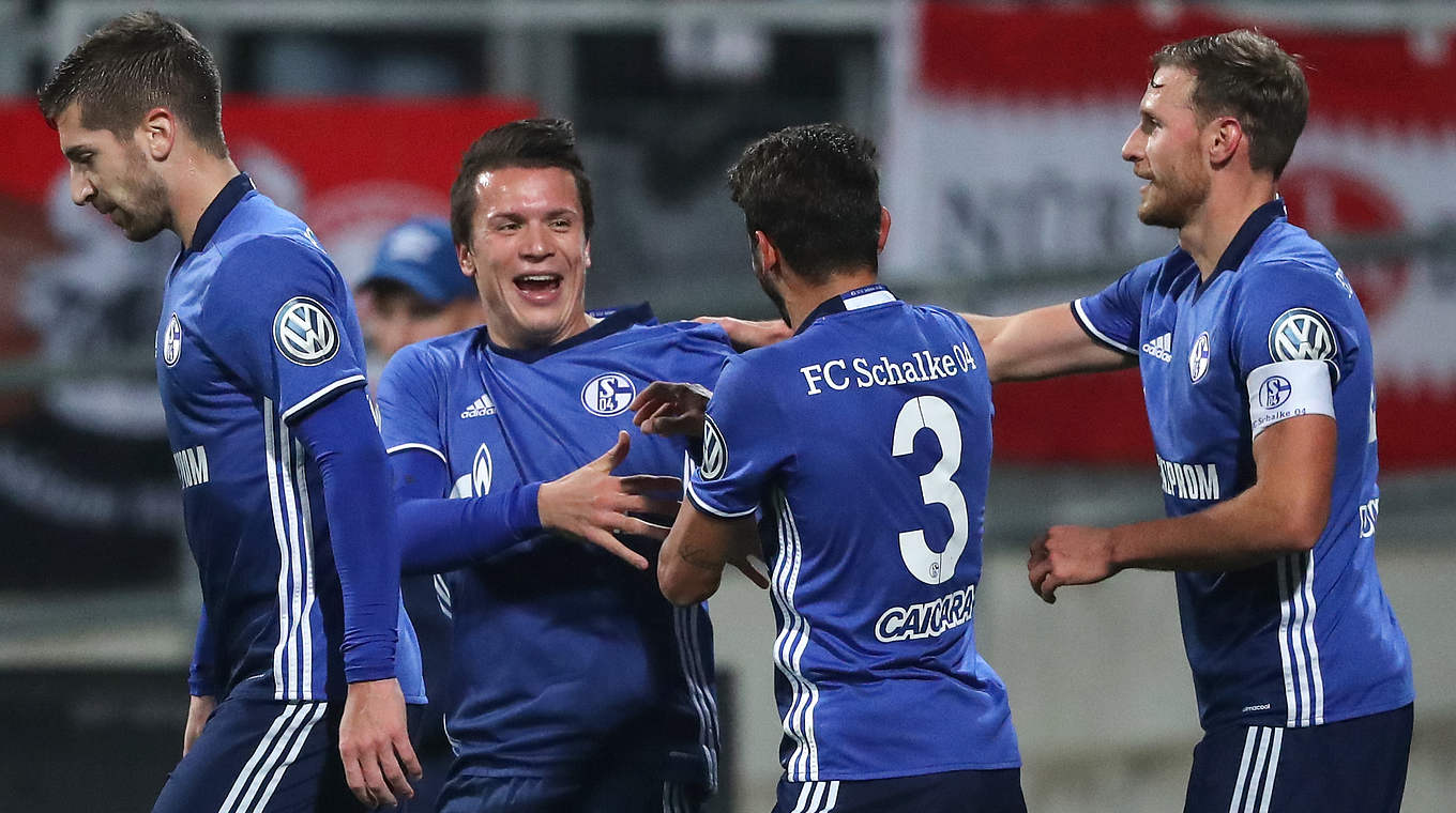 Doppelpack: Yevhen Konoplyanka (2. v. l.) bringt mit seinen beiden Treffern den FC Schalke 04 auf die Gewinnerstraße. © 2016 Getty Images