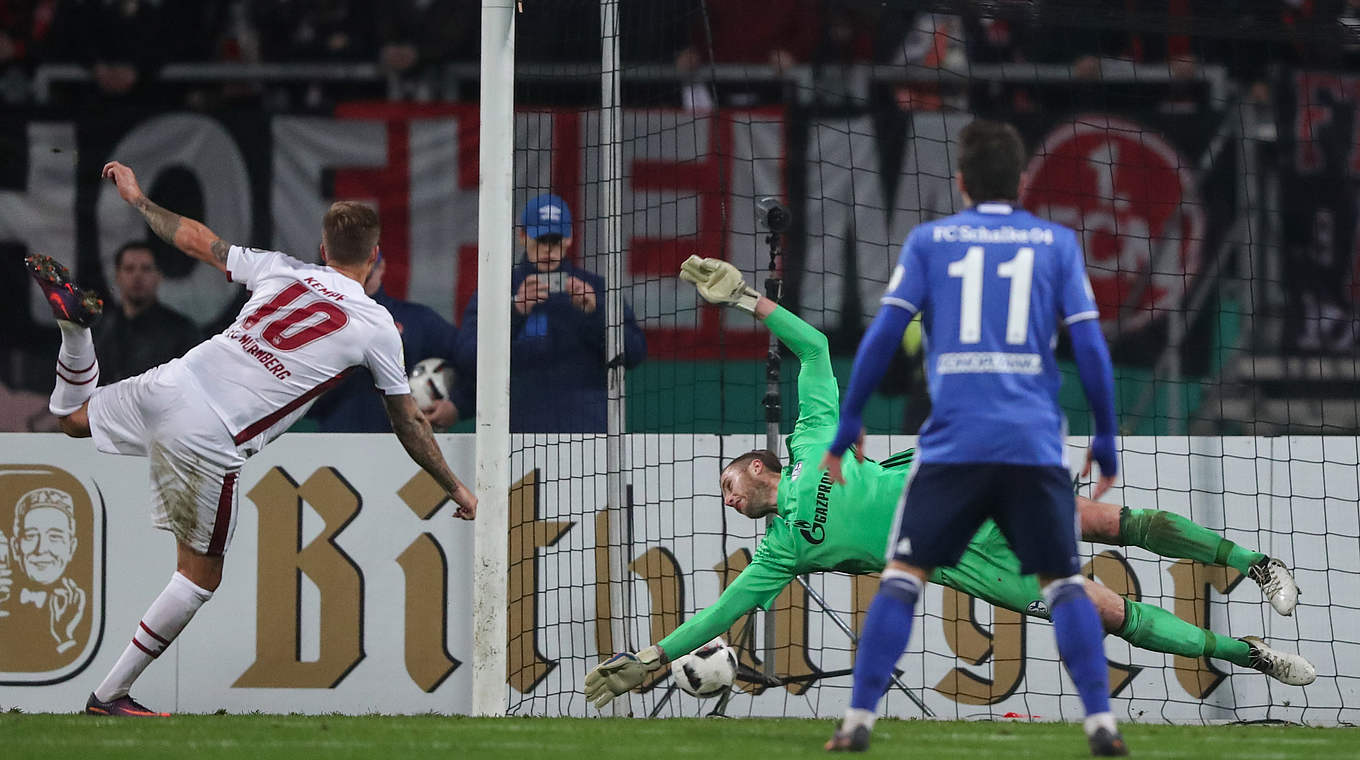 Der Club gibt nicht auf: In der zweiten Halbzeit kommt der 1. FC Nürnberg nach 0:3-Pausenrückstand noch einmal auf 2:3 heran. Tobias Kempe (l.) macht es durch seinen Treffer spannend. Letztendlich reicht es aber nicht für die Nürnberger zum Weiterkommen. © 2016 Getty Images