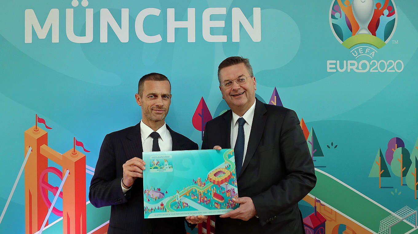 "München hat das Stadion, die Infrastruktur und Fan-Leidenschaft": Grindel, Ceferin (l.) © 2016 Getty Images