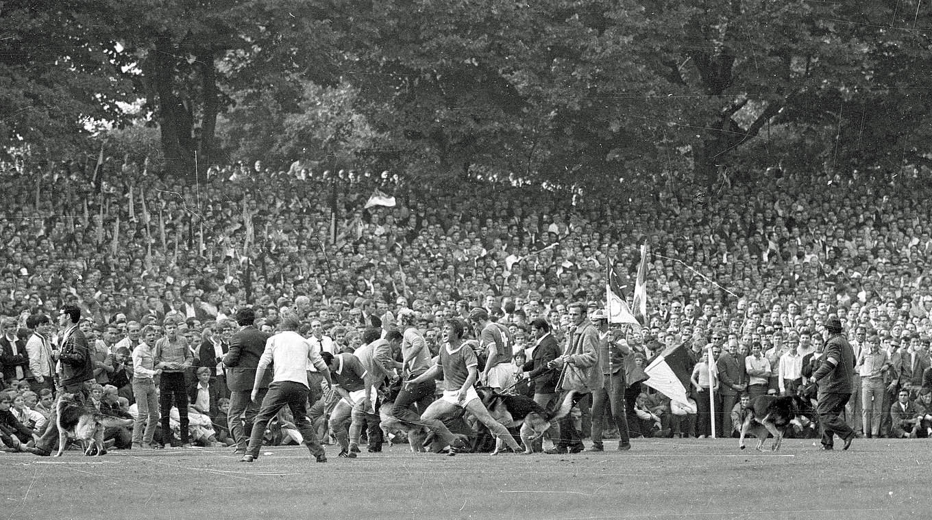 Schmerzhaftes Derby: Schalkes Friedel Rausch (M.) wird 1969 von einem Hund gebissen © 