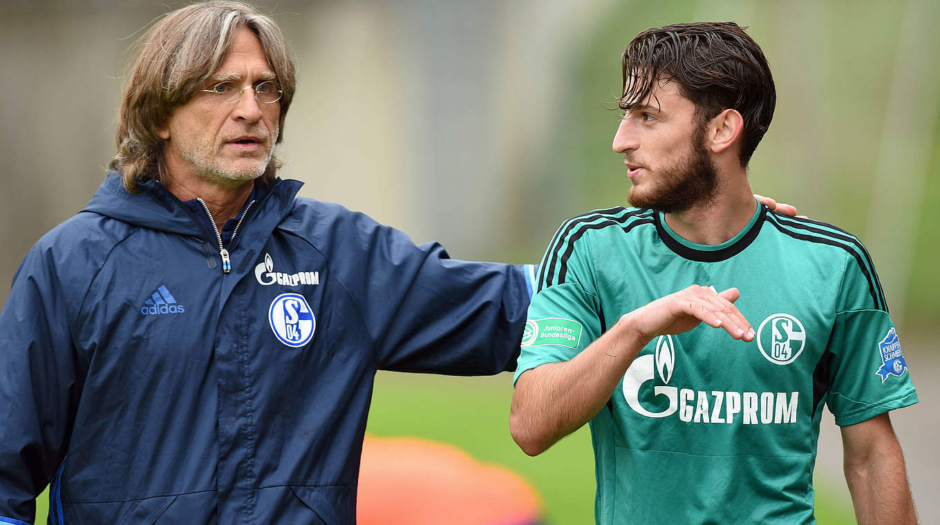 Trotz Kantersieges in der Vorwoche mit Kritik: S04-Trainer Norbert Elgert (l.) © imago/Horstmüller