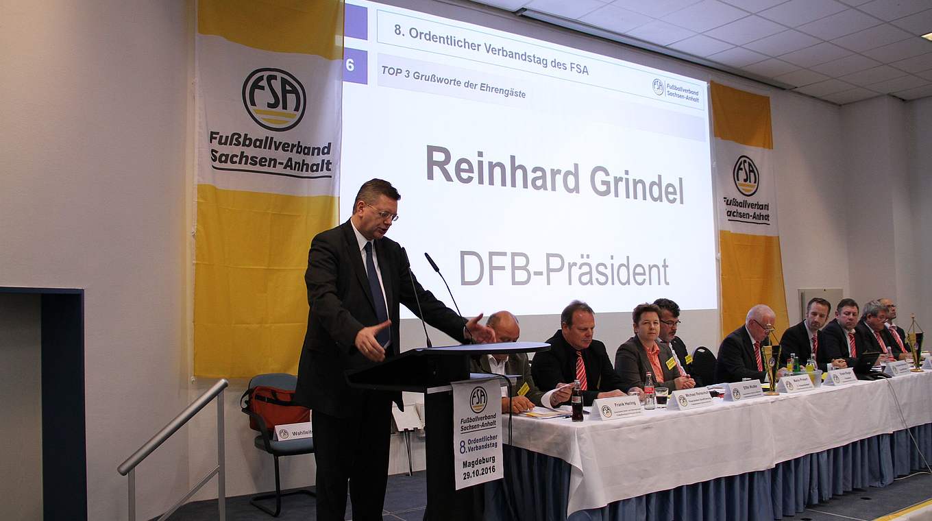 DFB-Präsident Reinhard Grindel sprach zu den 88 Delegierten in Magdeburg © FSA