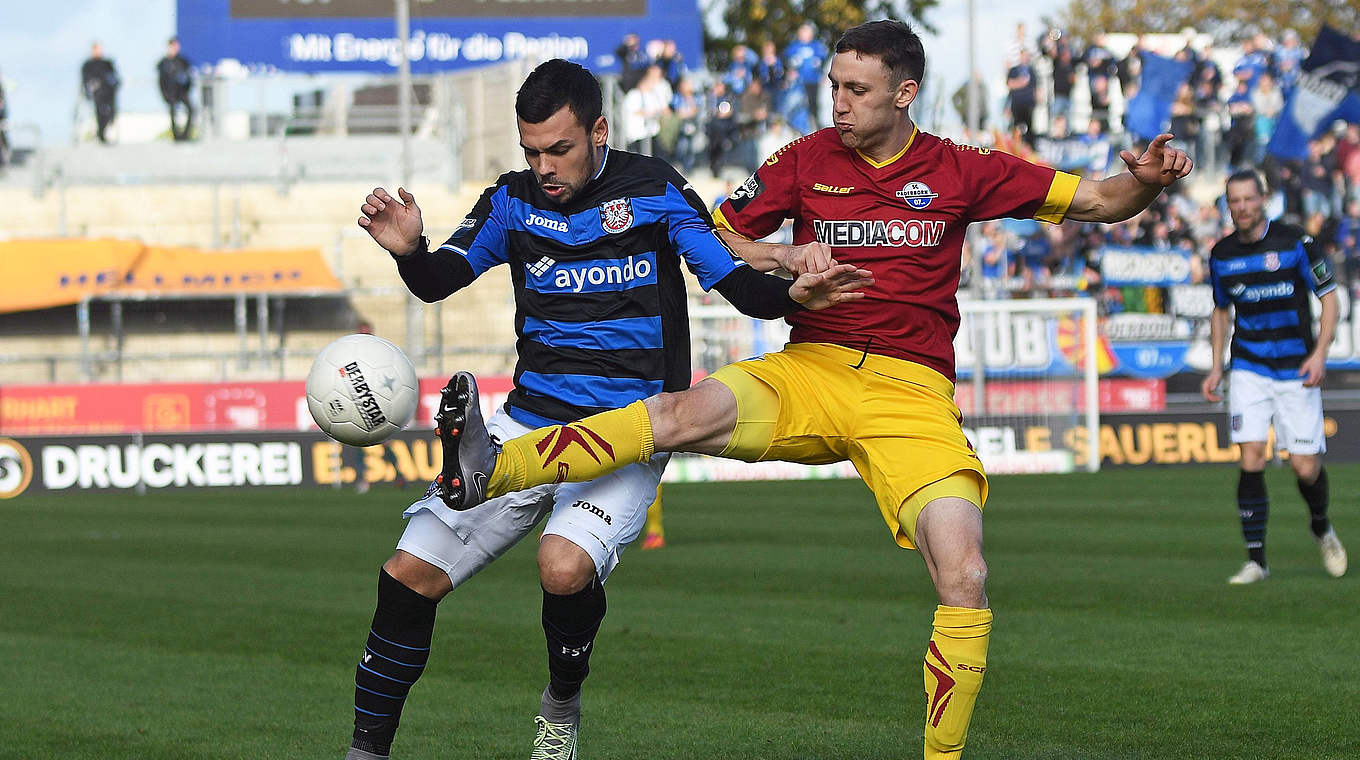 Man of the match: Massimo Ornatelli (l.) siegt mit dem FSV gegen den SC Paderborn © imago/Jan Huebner