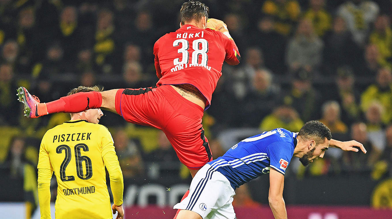 Konsequent: Dortmunds Keeper Roman Bürki (M.) klärt eine Schalker Hereingabe © 2016 Getty Images