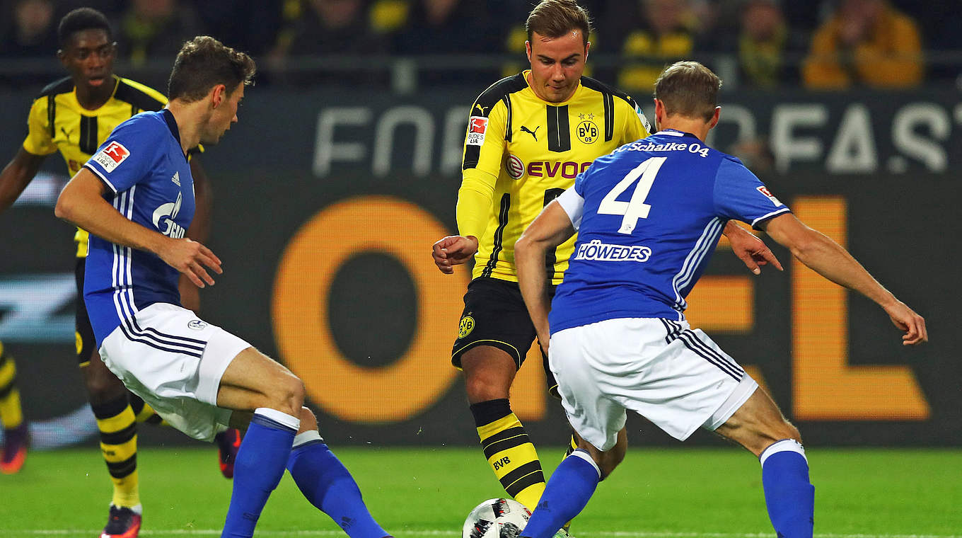 Höwedes battles for the ball with Dortmund's Götze  © 2016 Getty Images