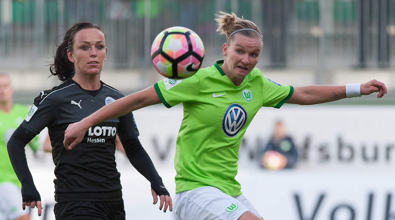 Viel Druck, aber keine Tore: Wolfsburg mit Alexandra Popp (r.) gegen Frankfurt © Jan Kuppert