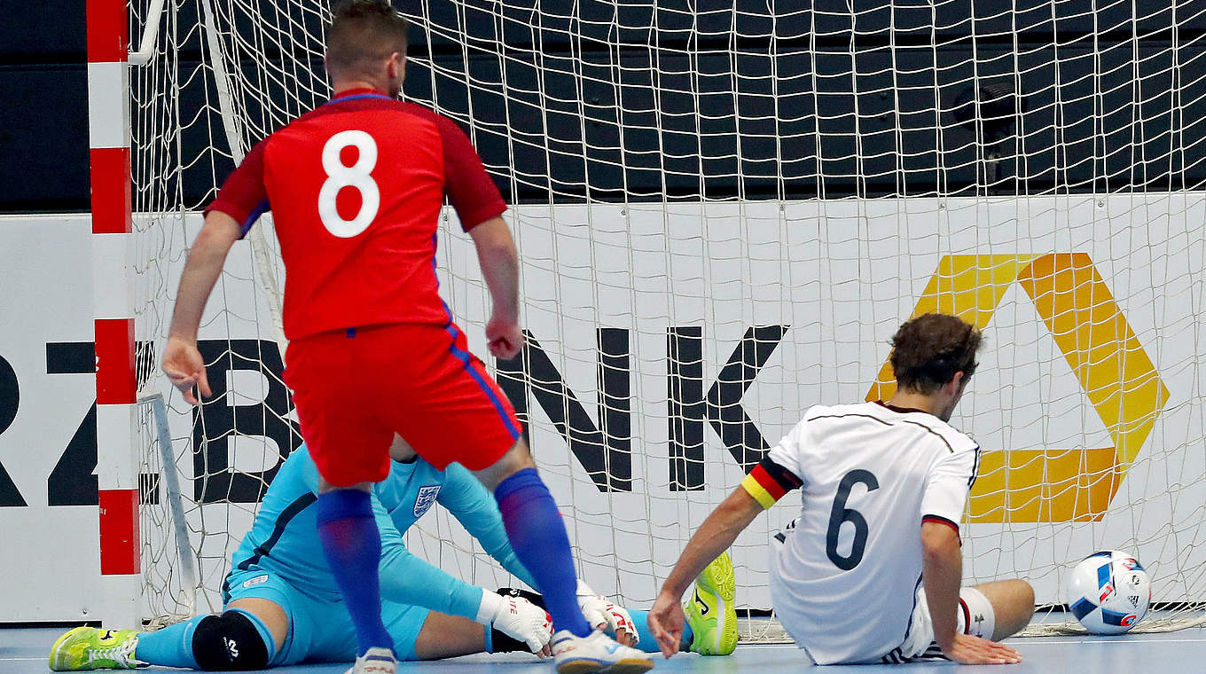 Historisches Tor: Timo Heinze schießt den ersten Treffer der Nationalmannschaft © 2016 Getty Images