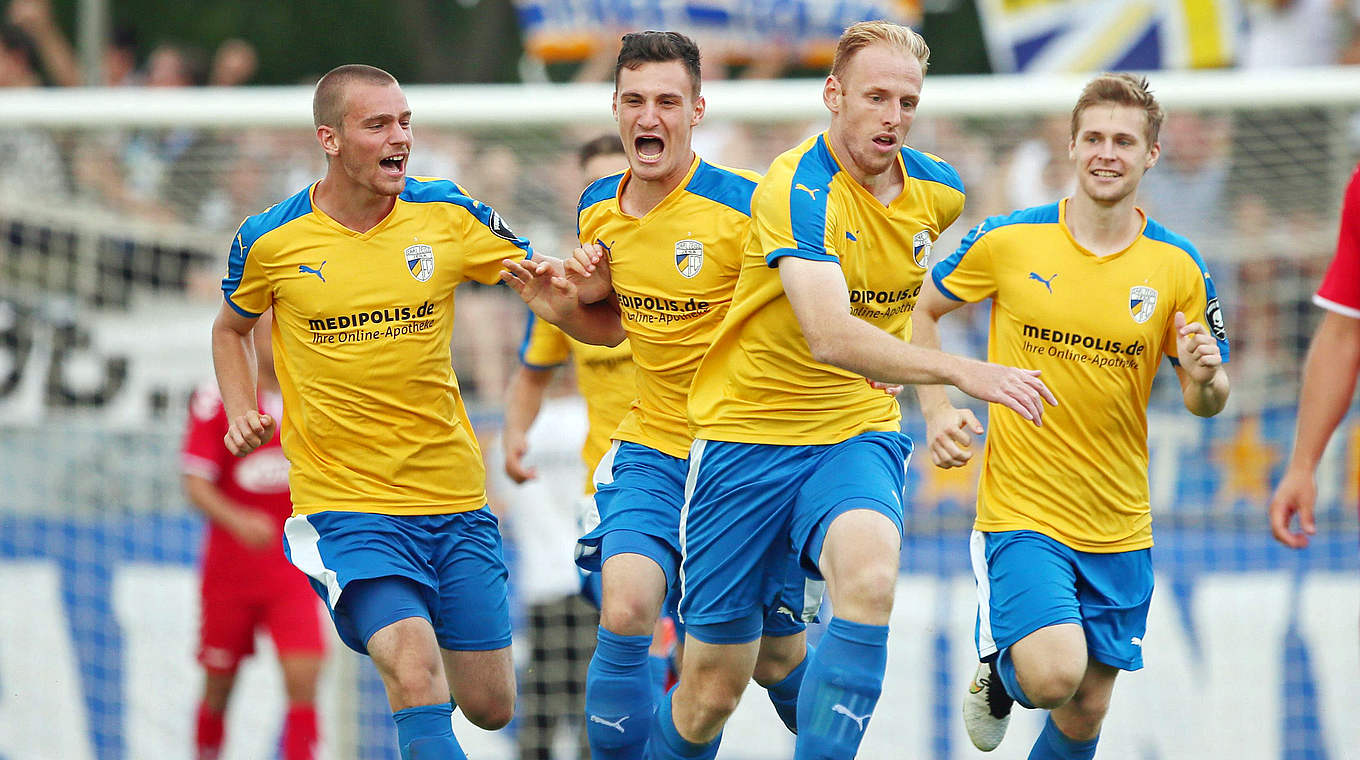 Matchwinner für Jena: Maximilian Wolfram (2.vl.) trifft kurz vor Schluss zum Sieg. © imago/Picture Point LE