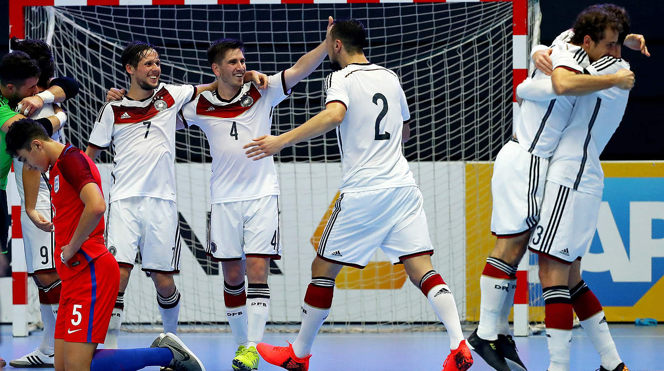 Geschafft: das deutsche Futsal-Team bejubelt den Premierensieg © 2016 Getty Images