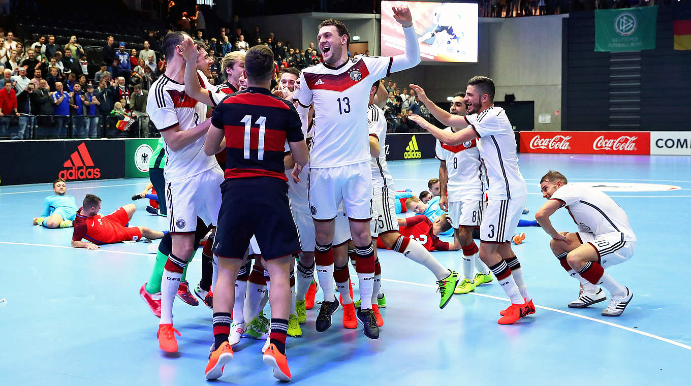 Die Party danach: die deutsche Futsal-Nationalmannschaft feiert mit den Fans © 2016 Getty Images