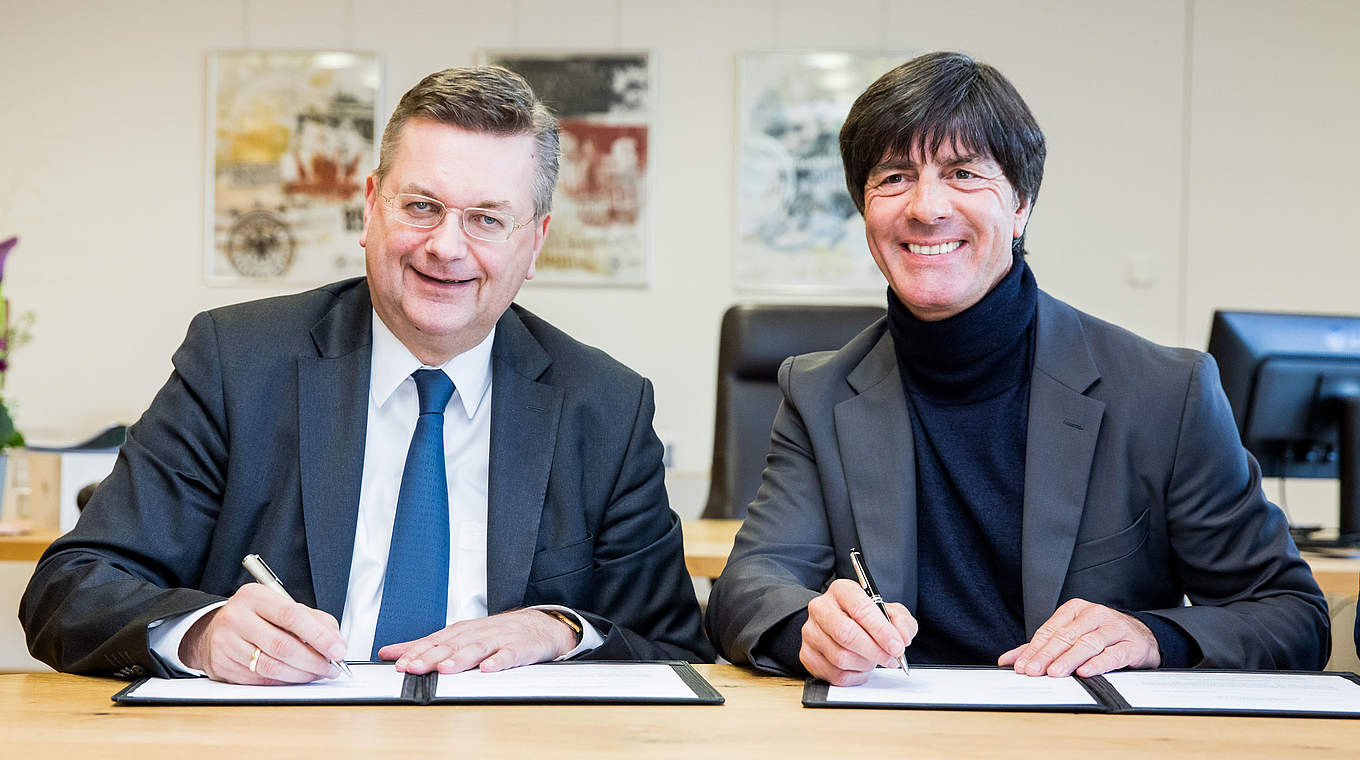 Gegenseitige Wertschätzung: Löw und DFB-Präsident Grindel bei der Vertragsverlängerung © 2016 Getty Images