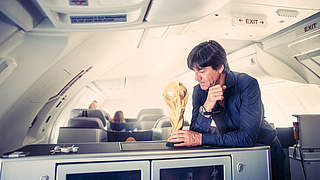 Mit dem Pokal im Flieger: Der Bundestrainer auf dem Weg nach Hause © Paul Ripke