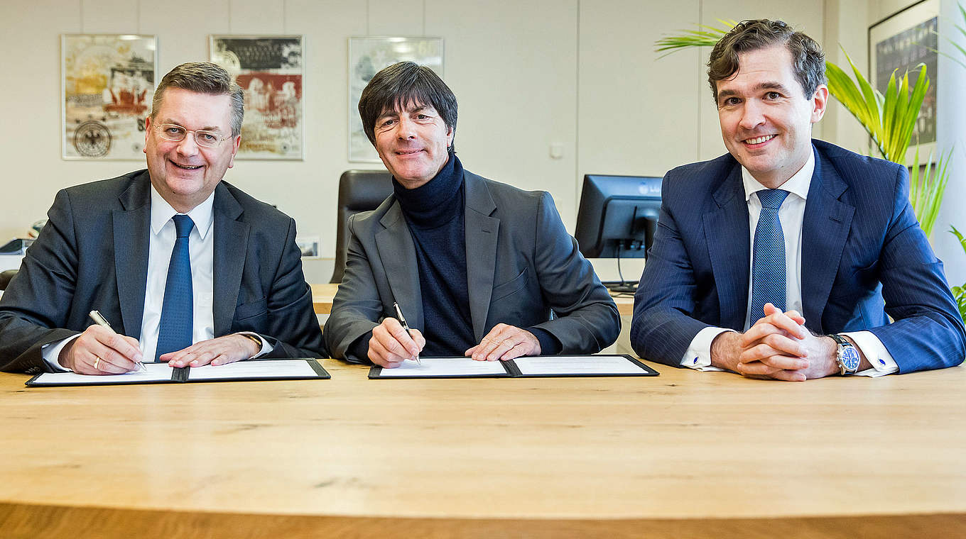 "Kein besserer Trainer für Nationalmannschaft ": Grindel (l.) mit Löw und Curtius (r.) © 2016 Getty Images